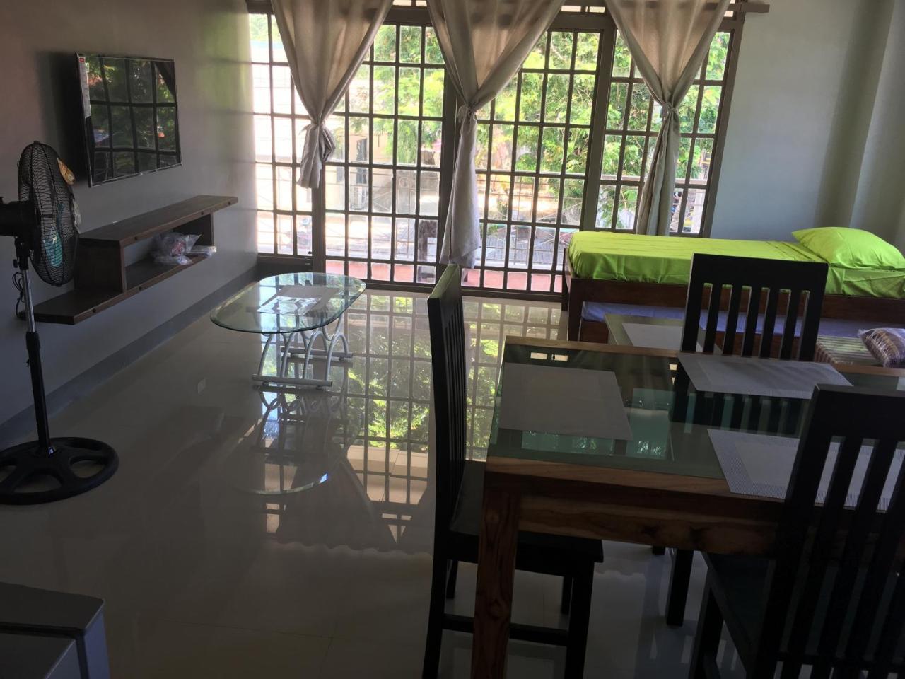 Beinte Singko De Marso Apartments Candon Bagian luar foto