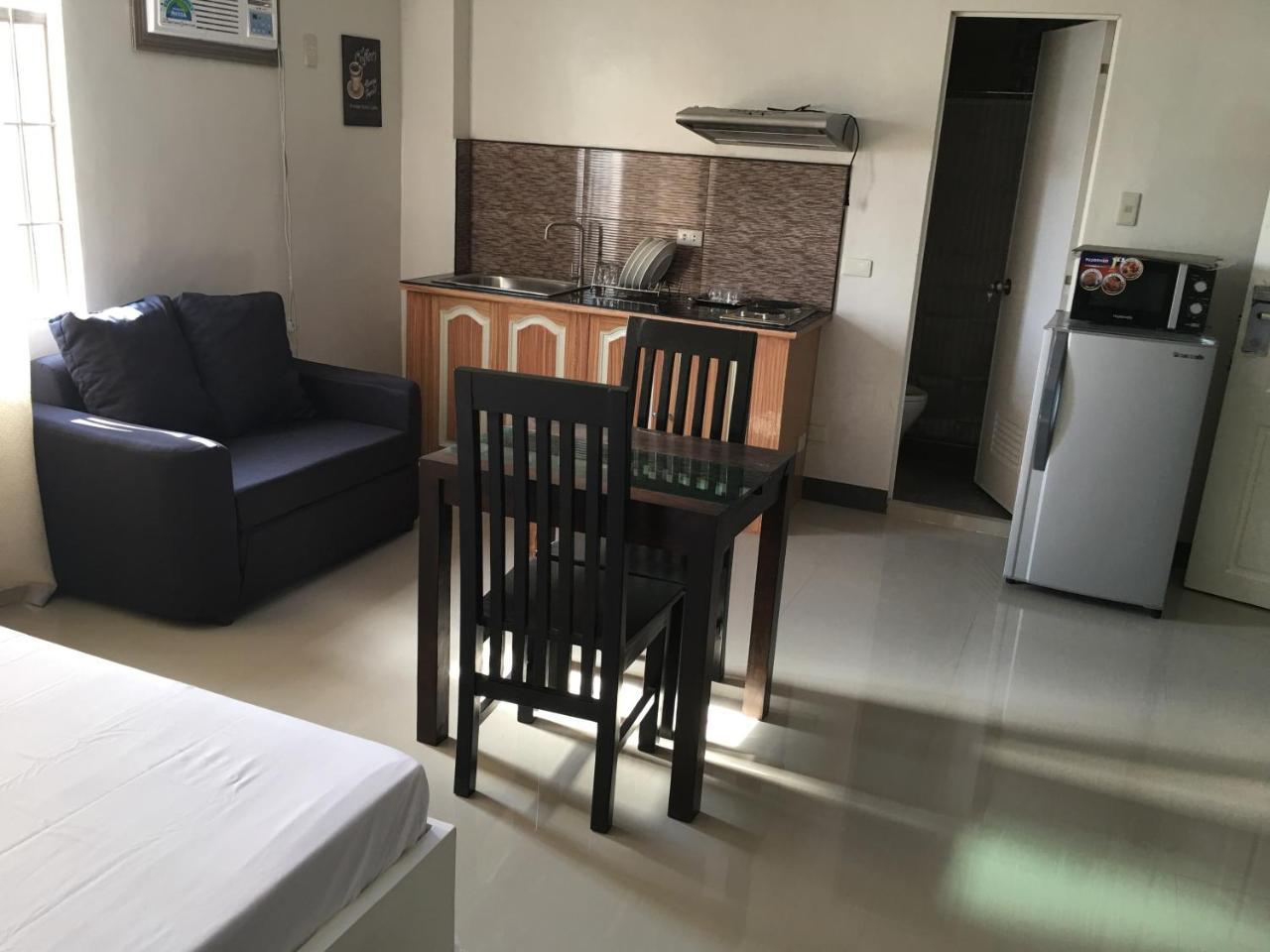Beinte Singko De Marso Apartments Candon Bagian luar foto