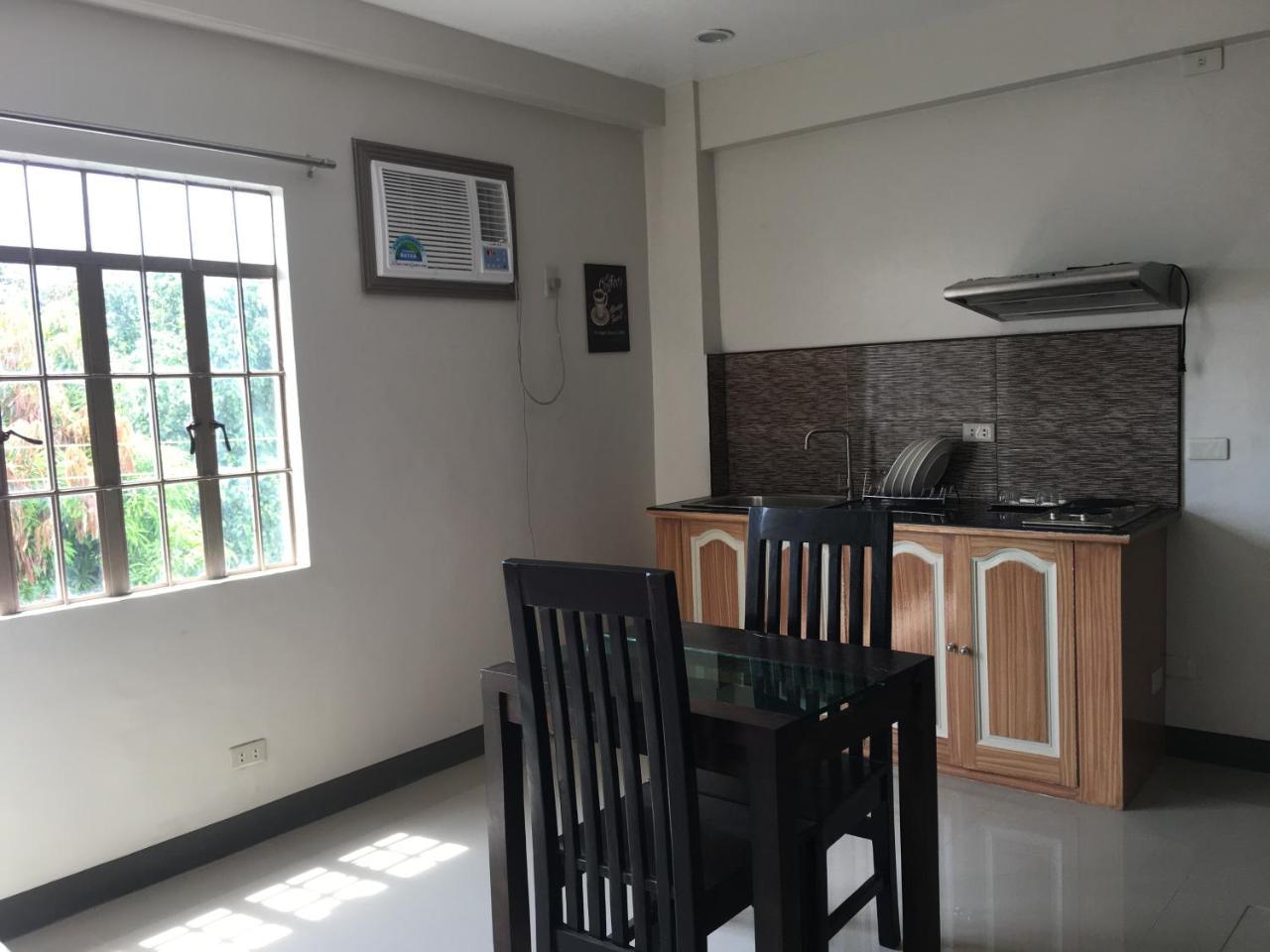 Beinte Singko De Marso Apartments Candon Bagian luar foto