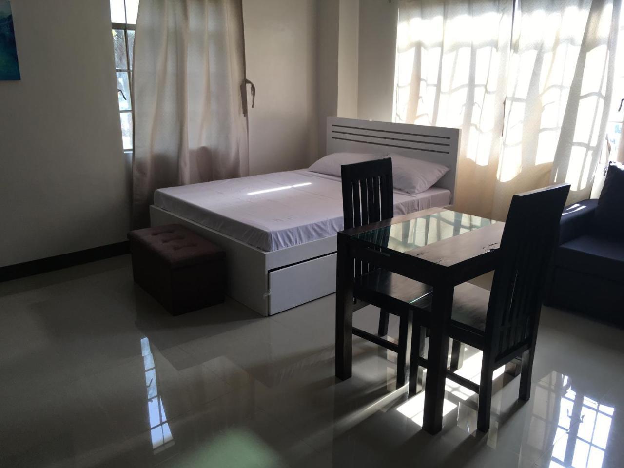 Beinte Singko De Marso Apartments Candon Bagian luar foto