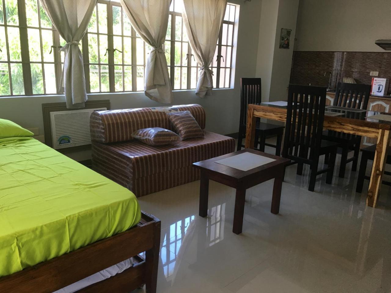 Beinte Singko De Marso Apartments Candon Bagian luar foto