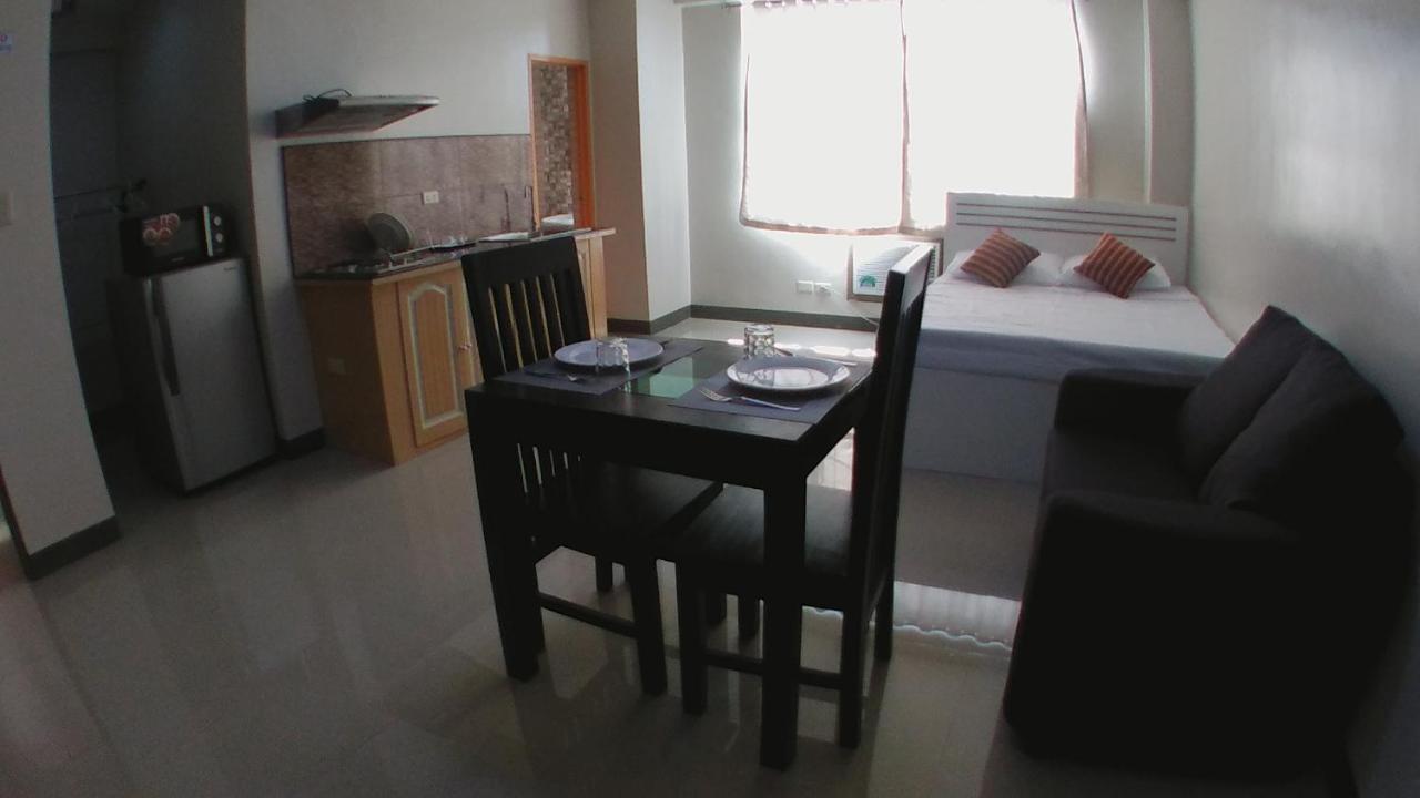 Beinte Singko De Marso Apartments Candon Bagian luar foto
