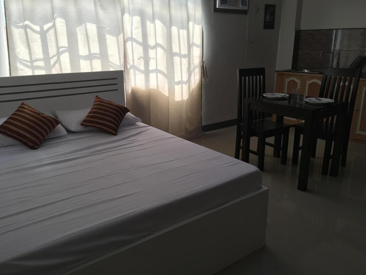 Beinte Singko De Marso Apartments Candon Bagian luar foto
