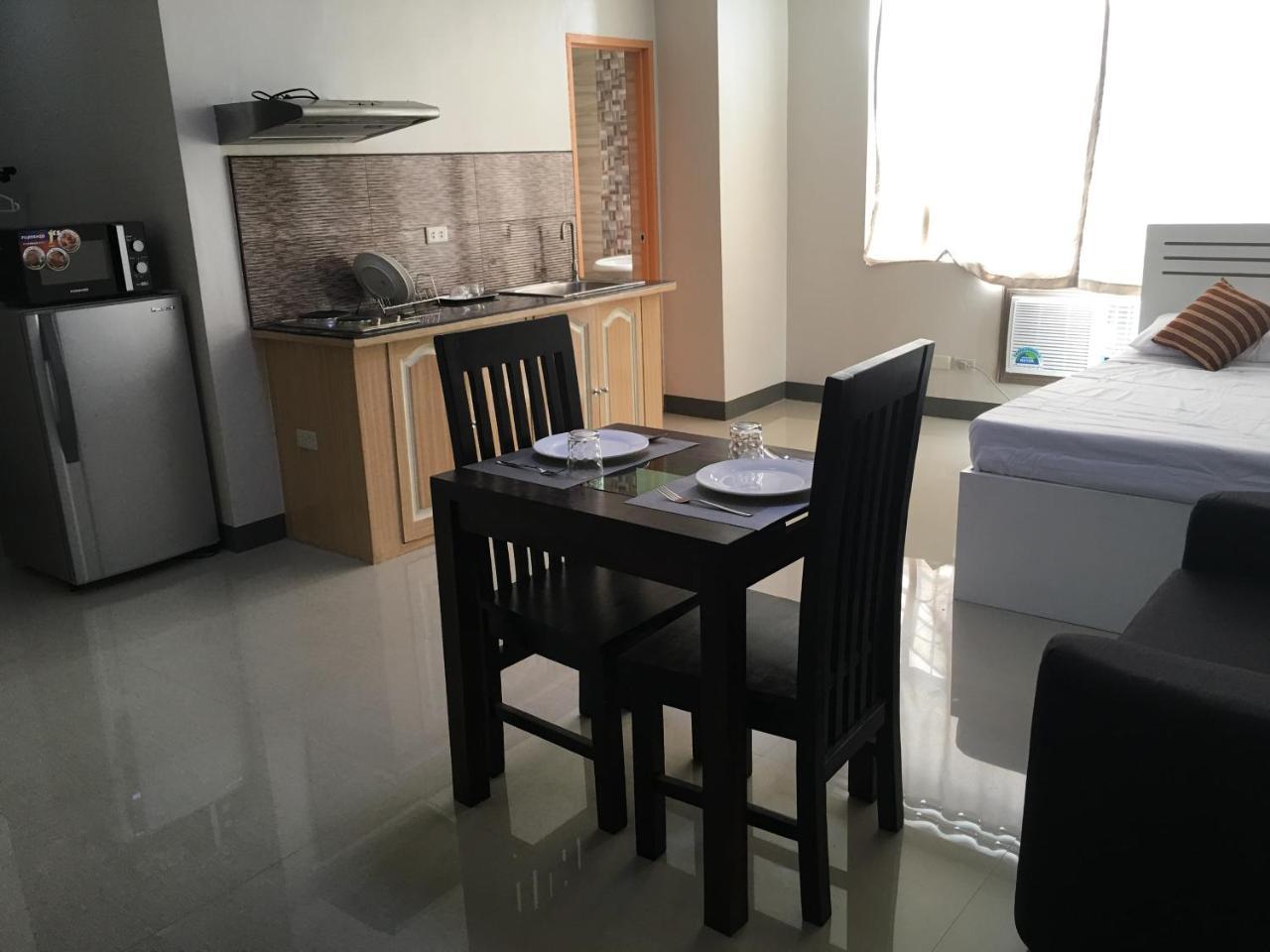 Beinte Singko De Marso Apartments Candon Bagian luar foto