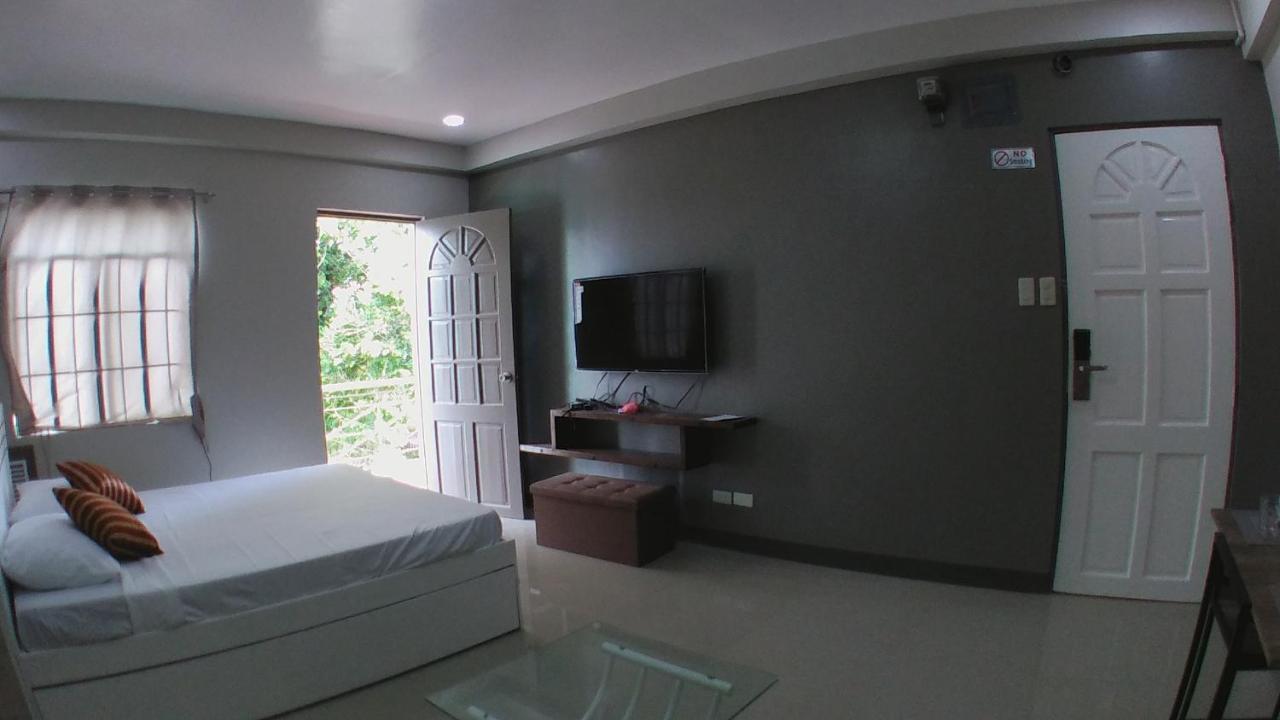 Beinte Singko De Marso Apartments Candon Bagian luar foto