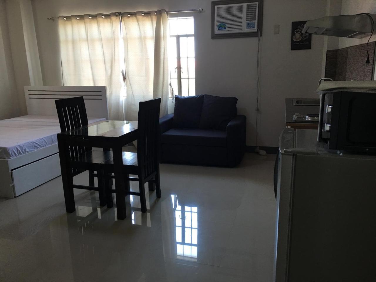 Beinte Singko De Marso Apartments Candon Bagian luar foto