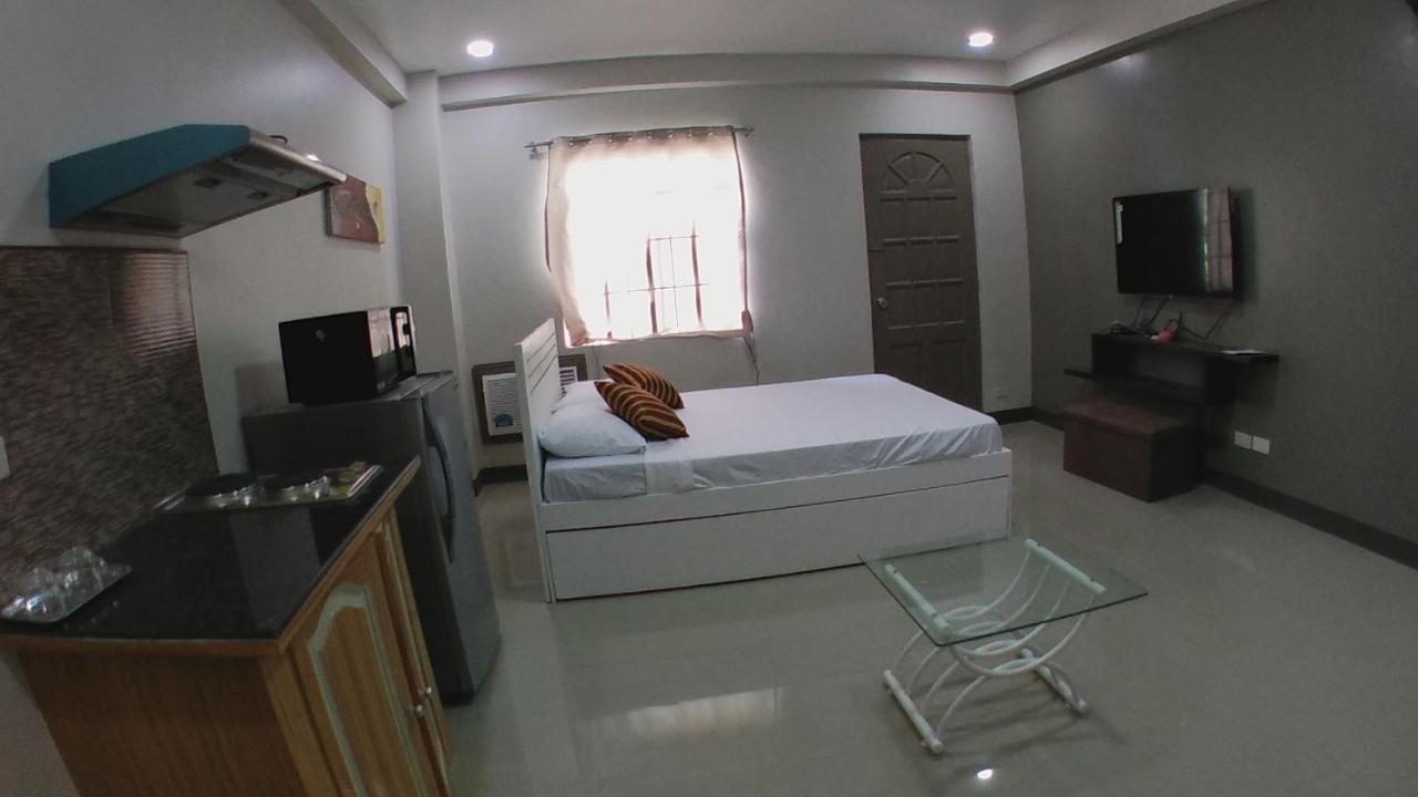 Beinte Singko De Marso Apartments Candon Bagian luar foto