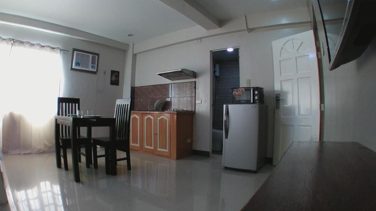 Beinte Singko De Marso Apartments Candon Bagian luar foto