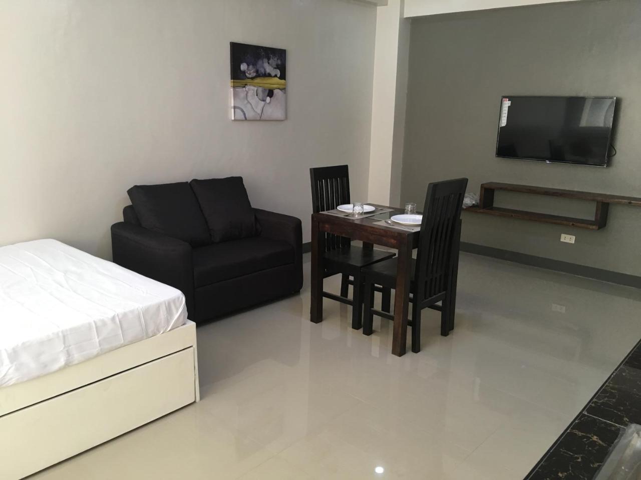 Beinte Singko De Marso Apartments Candon Bagian luar foto