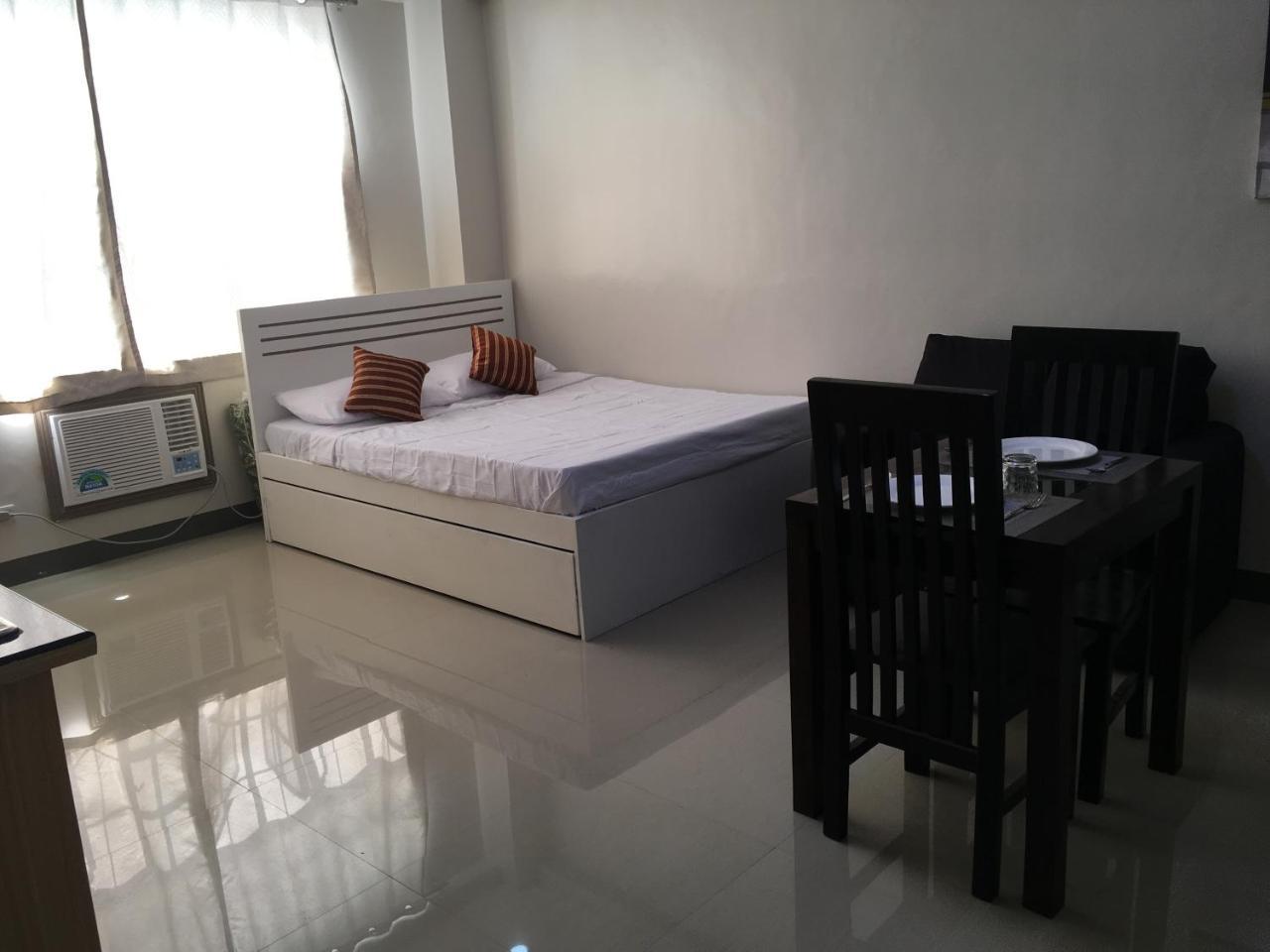 Beinte Singko De Marso Apartments Candon Bagian luar foto