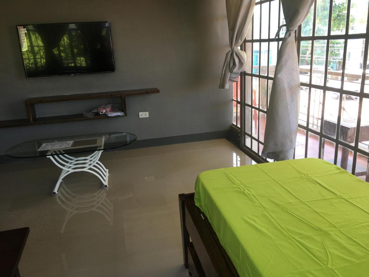 Beinte Singko De Marso Apartments Candon Bagian luar foto