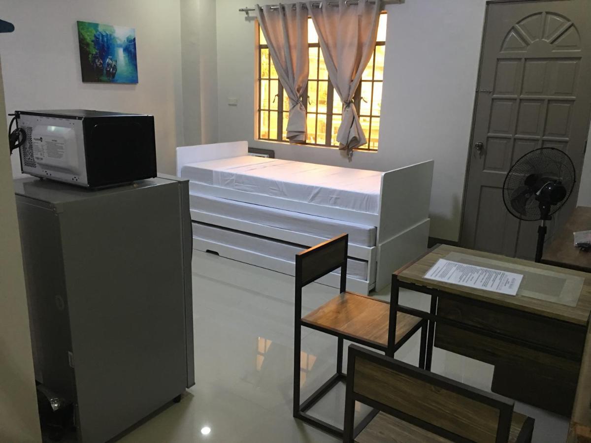 Beinte Singko De Marso Apartments Candon Bagian luar foto