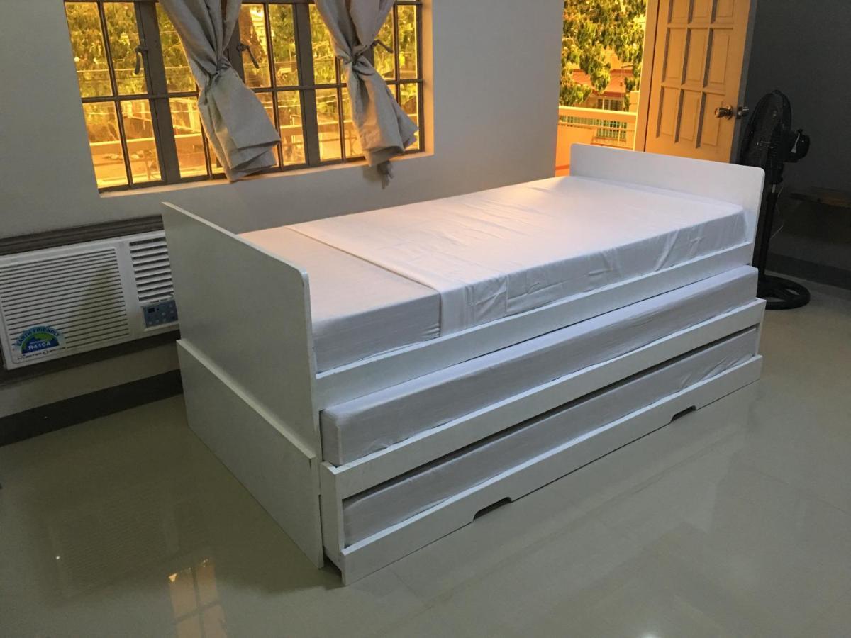 Beinte Singko De Marso Apartments Candon Bagian luar foto