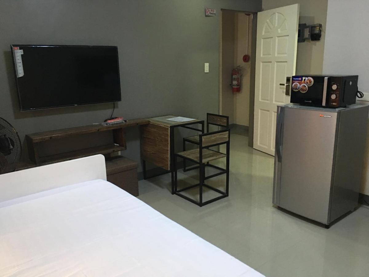 Beinte Singko De Marso Apartments Candon Bagian luar foto